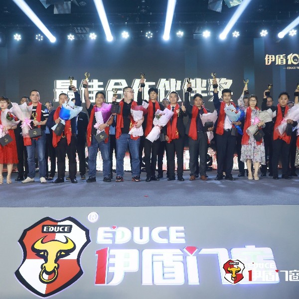 伊盾門窗十周年慶在佛山楓丹白鷺酒店舉行，央視名嘴朱軼前來助陣！